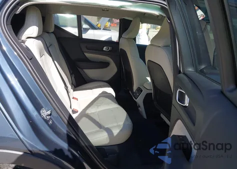 2021 Volvo Xc40 T5 Momentum z USA, uszkodzony, nr VIN YV4162UK4M2457735